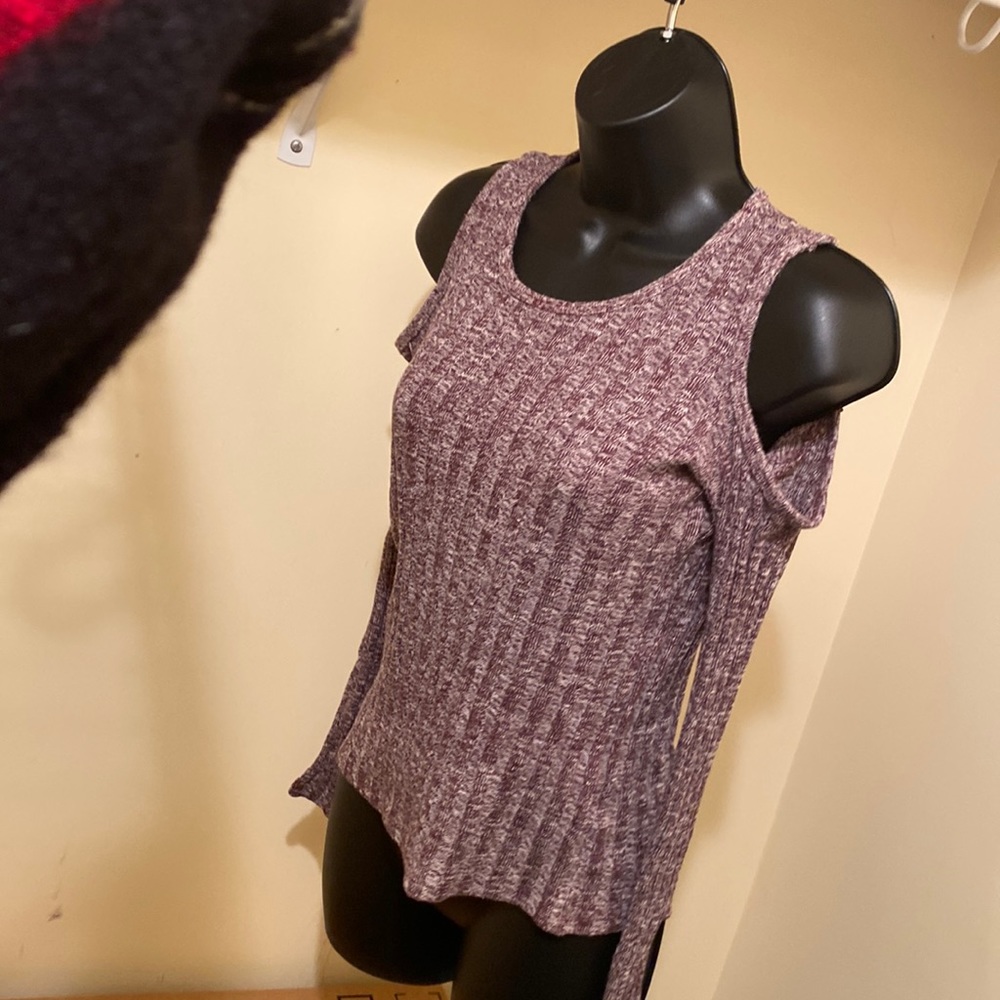 Hollister size small go out shirt!! Perfect for get togethers!!